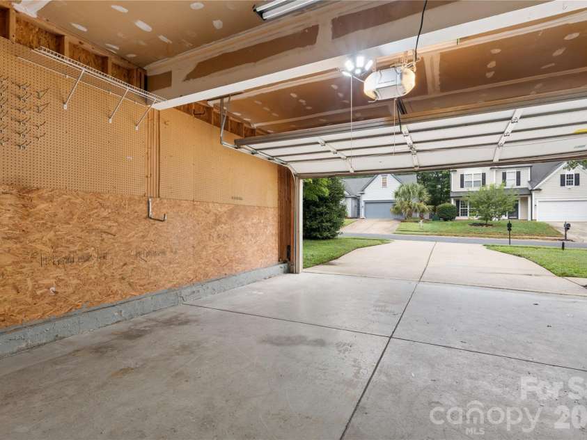 6716 Allness Glen Lane, Charlotte, NC 28269.  MLS# CAR4416461, YatesRealty ID 45814. 