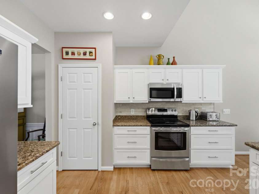 12102 Humboldt Drive, Charlotte, NC 28277.  MLS# CAR4416180, YatesRealty ID 45820. Kitchen