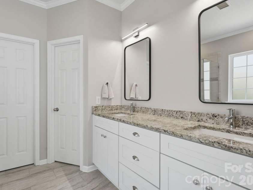 12102 Humboldt Drive, Charlotte, NC 28277.  MLS# CAR4416180, YatesRealty ID 45820. Primary ensuite