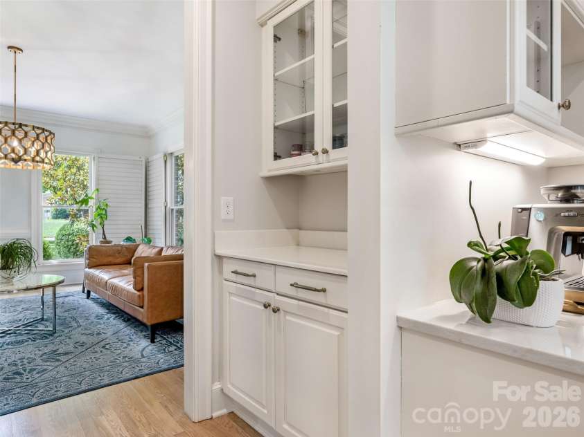 5216 Sunningdale Drive, Charlotte, NC 28277.  MLS# CAR4416178, YatesRealty ID 45821. Butler's Pantry