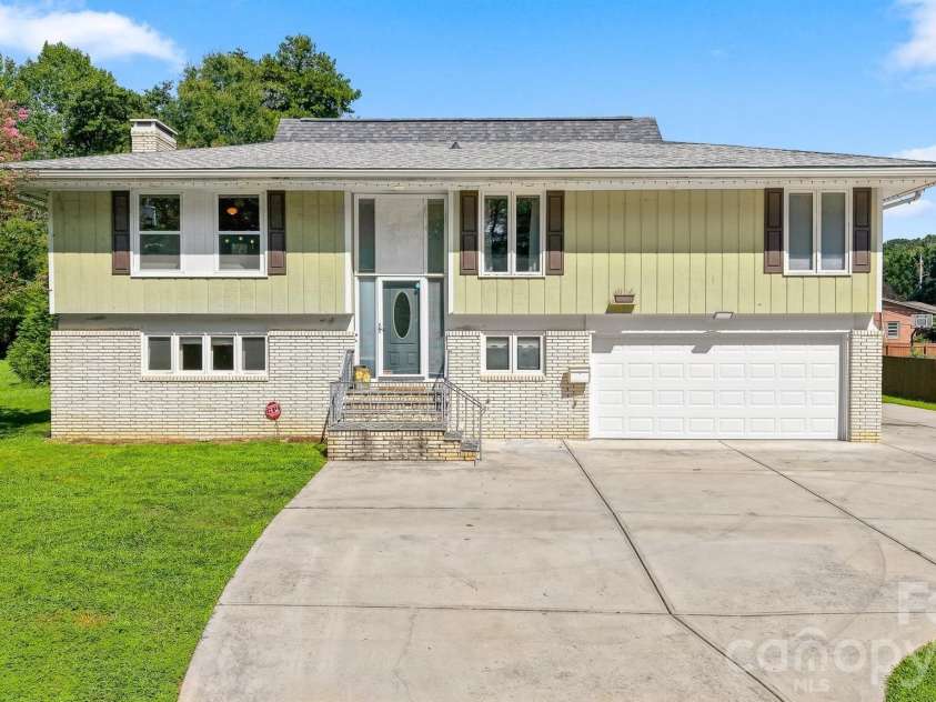706 Springdale Road, Statesville, NC 28677.  MLS# CAR4416150, YatesRealty ID 45822. 