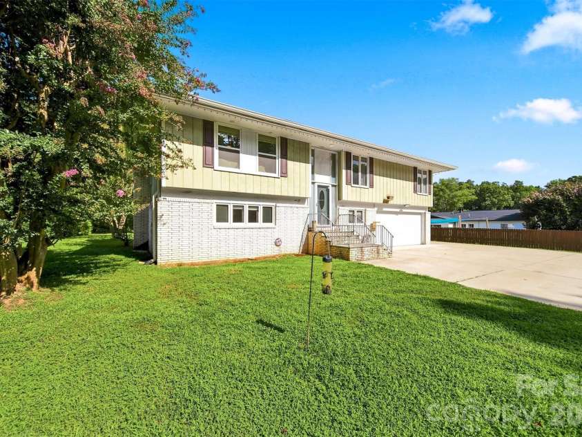706 Springdale Road, Statesville, NC 28677.  MLS# CAR4416150, YatesRealty ID 45822. 