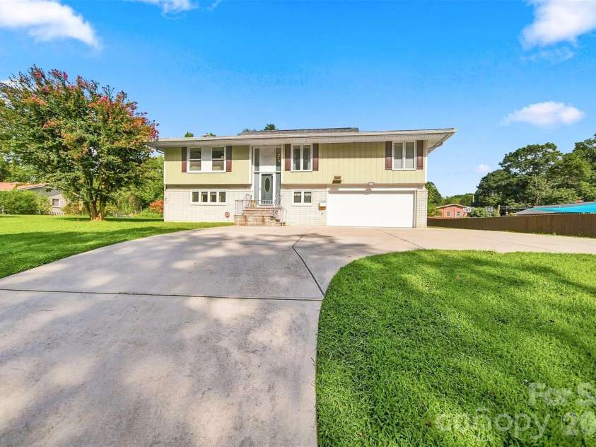 706 Springdale Road, Statesville, NC 28677.  MLS# CAR4416150, YatesRealty ID 45822. 