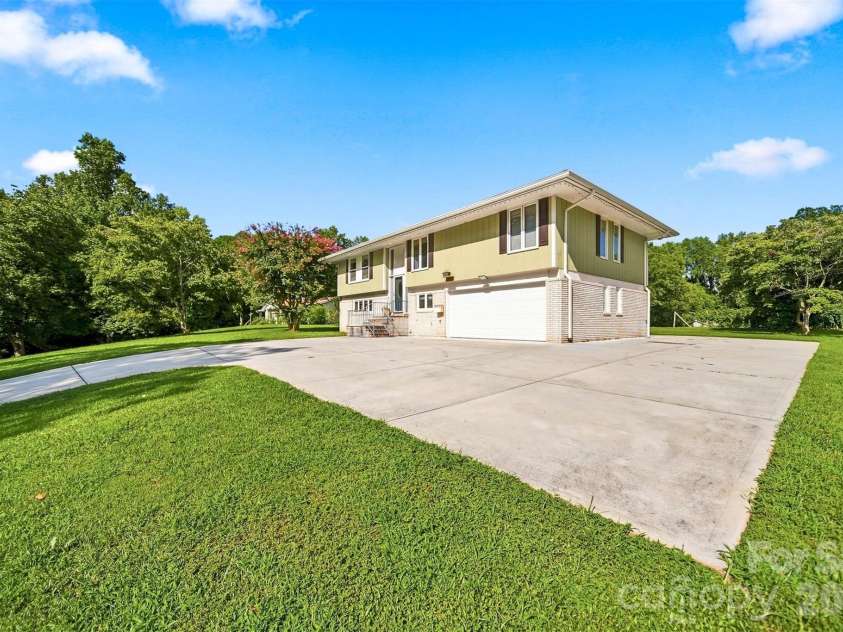 706 Springdale Road, Statesville, NC 28677.  MLS# CAR4427238, YatesRealty ID 45822. 