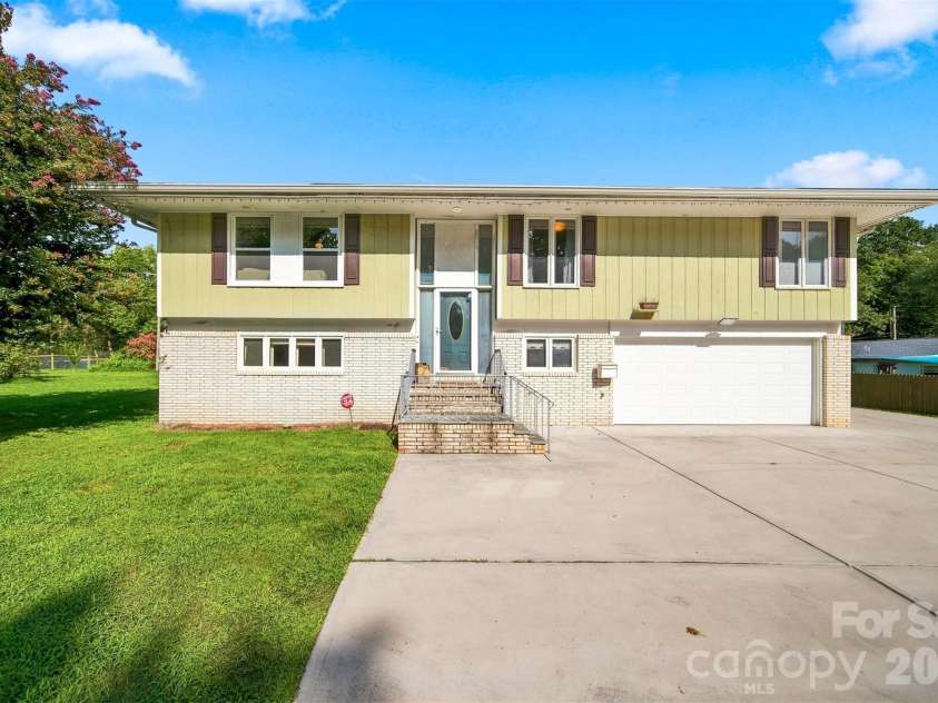 706 Springdale Road, Statesville, NC 28677.  MLS# CAR4427238, YatesRealty ID 45822. 