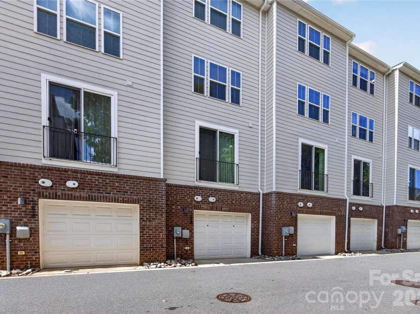 252 Parkwood Avenue, Charlotte, NC 28206.  MLS# CAR4416077, YatesRealty ID 45828. 
