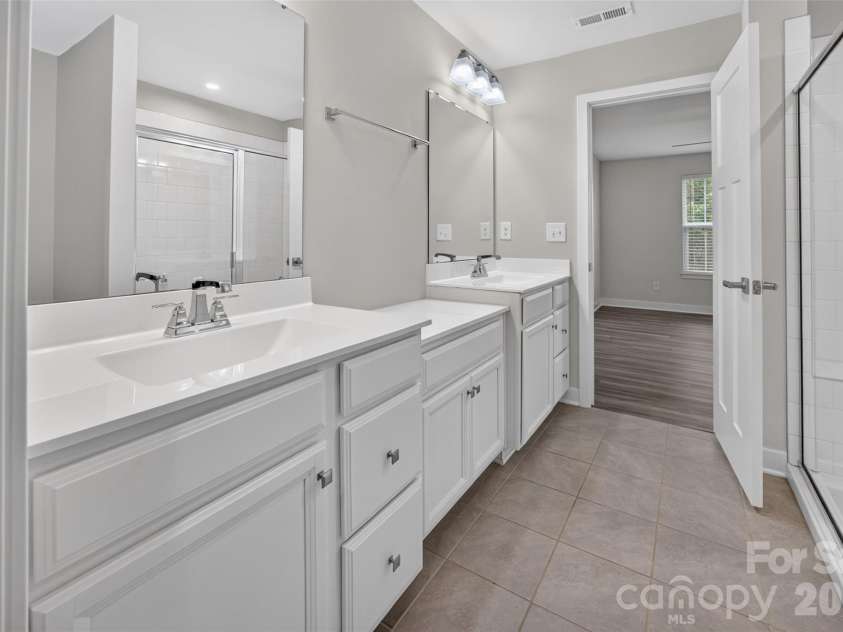252 Parkwood Avenue, Charlotte, NC 28206.  MLS# CAR4416077, YatesRealty ID 45828. 