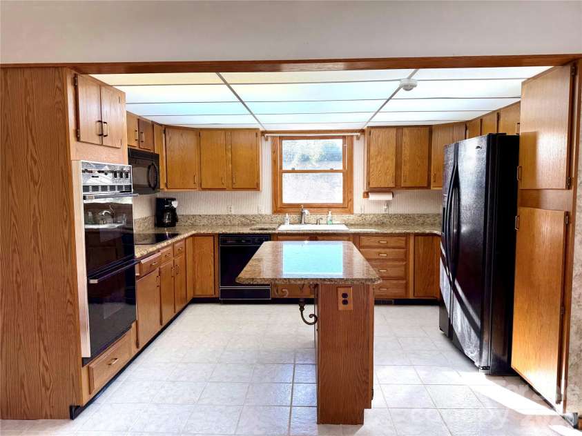 2001 Plum Tree Lane, Hendersonville, NC 28739.  MLS# CAR4333550, YatesRealty ID 4583. 