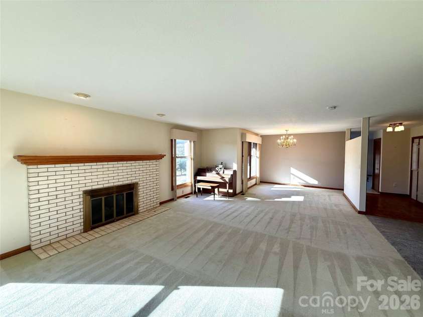 2001 Plum Tree Lane, Hendersonville, NC 28739.  MLS# CAR4333550, YatesRealty ID 4583. 