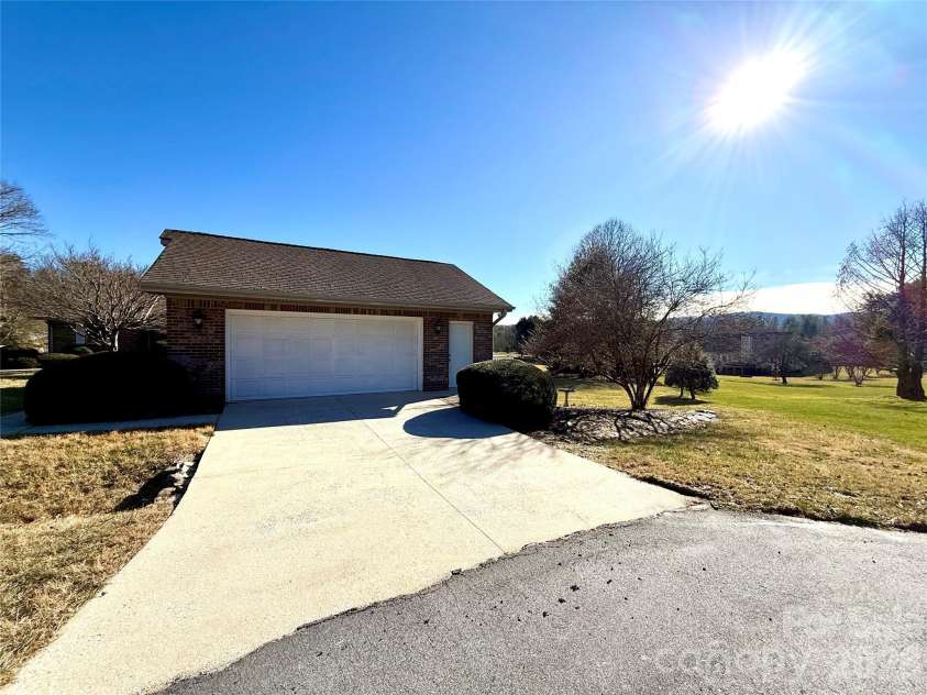 2001 Plum Tree Lane, Hendersonville, NC 28739.  MLS# CAR4333550, YatesRealty ID 4583. 