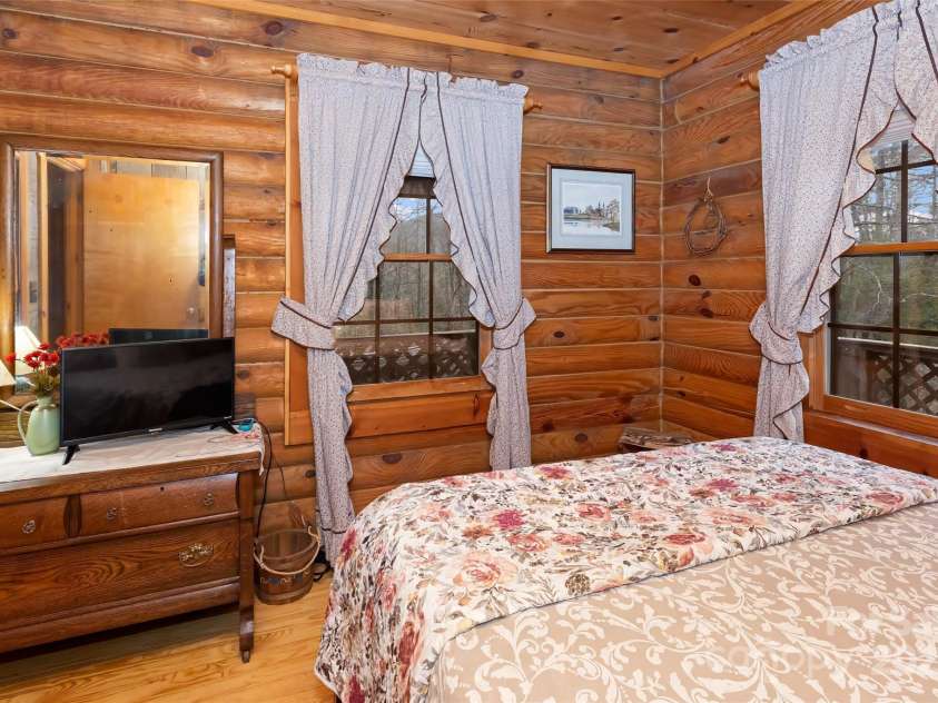 34 Rainbow Lake Circle, Black Mountain, NC 28711.  MLS# CAR4217792, YatesRealty ID 4583. 