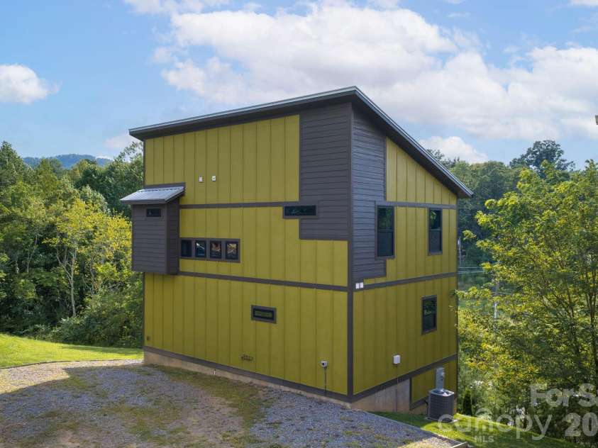 613 Salem Heights Lane, Swannanoa, NC 28778.  MLS# CAR4415923, YatesRealty ID 45830. 