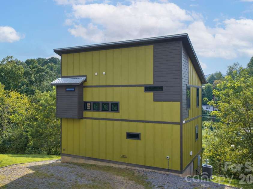 613 Salem Heights Lane, Swannanoa, NC 28778.  MLS# CAR4415923, YatesRealty ID 45830. 