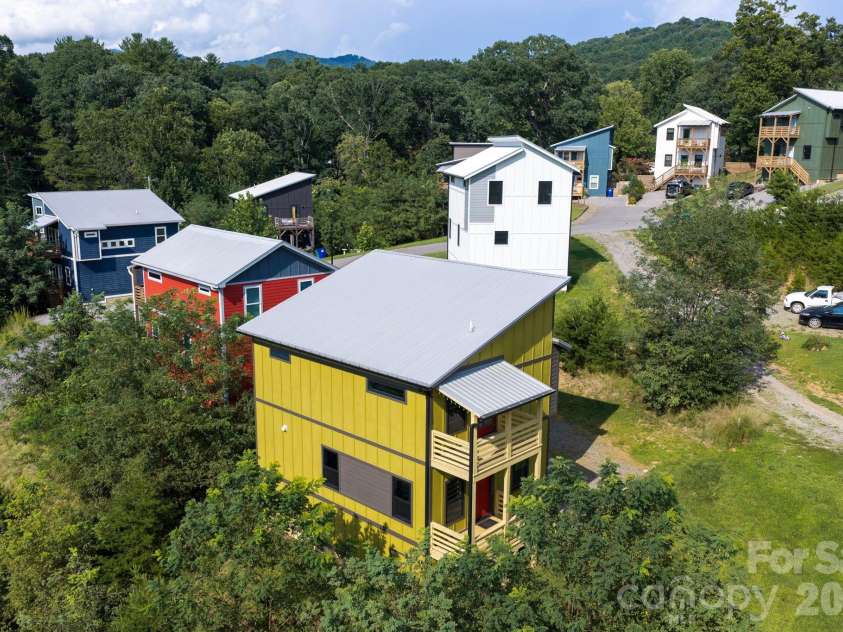 613 Salem Heights Lane, Swannanoa, NC 28778.  MLS# CAR4415923, YatesRealty ID 45830. 