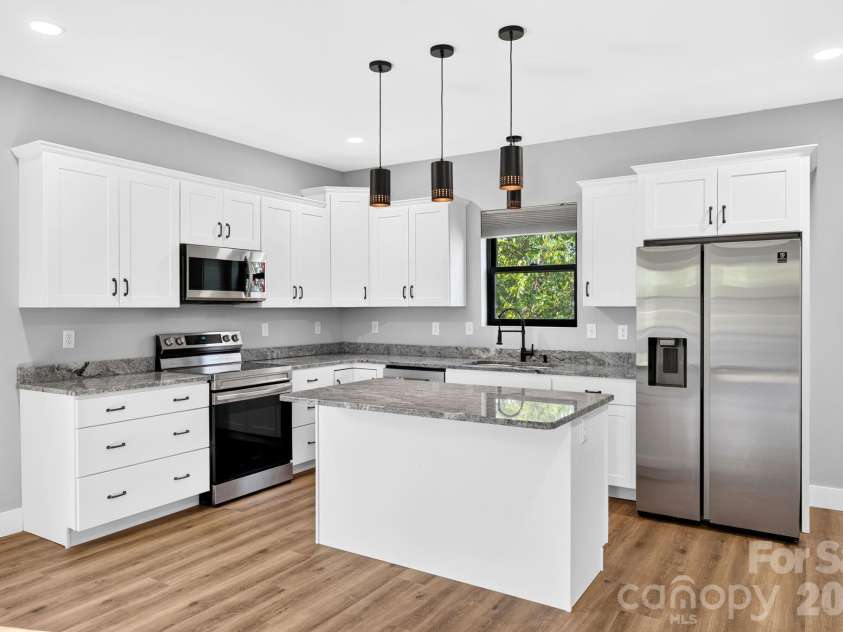 613 Salem Heights Lane, Swannanoa, NC 28778.  MLS# CAR4415923, YatesRealty ID 45830. 