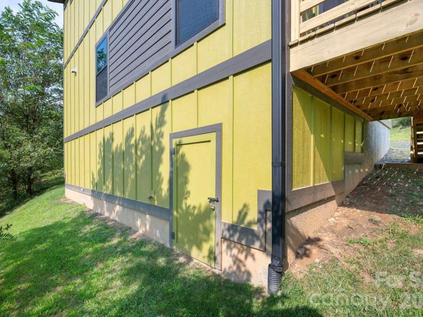 613 Salem Heights Lane, Swannanoa, NC 28778.  MLS# CAR4415923, YatesRealty ID 45830. 