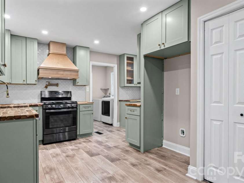 7823 Elwood Drive, Charlotte, NC 28227.  MLS# CAR4415830, YatesRealty ID 45834. 