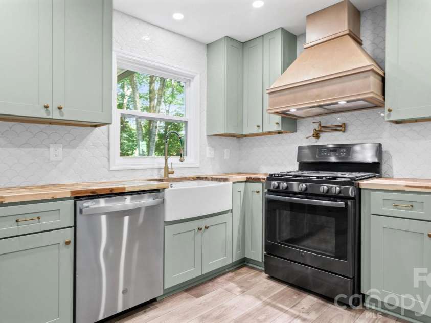 7823 Elwood Drive, Charlotte, NC 28227.  MLS# CAR4415830, YatesRealty ID 45834. 
