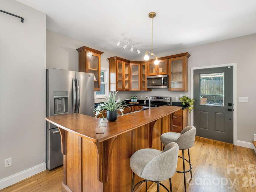 92 Martin Avenue, Asheville, NC 28806.  MLS# CAR4415858, YatesRealty ID 45835. Breakfast bar