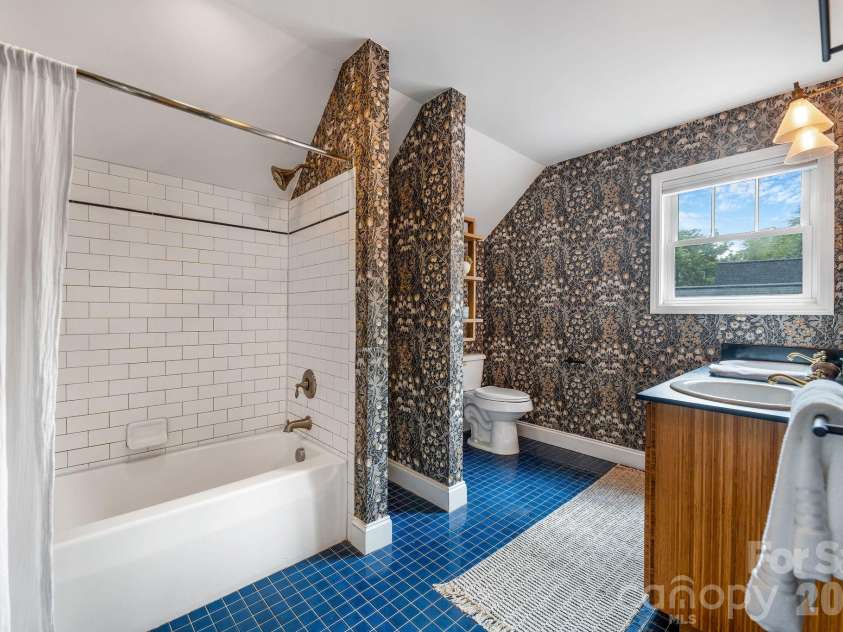 92 Martin Avenue, Asheville, NC 28806.  MLS# CAR4415858, YatesRealty ID 45835. Ensuite bath