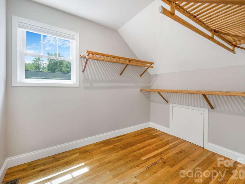92 Martin Avenue, Asheville, NC 28806.  MLS# CAR4415858, YatesRealty ID 45835. Huge Walk In
