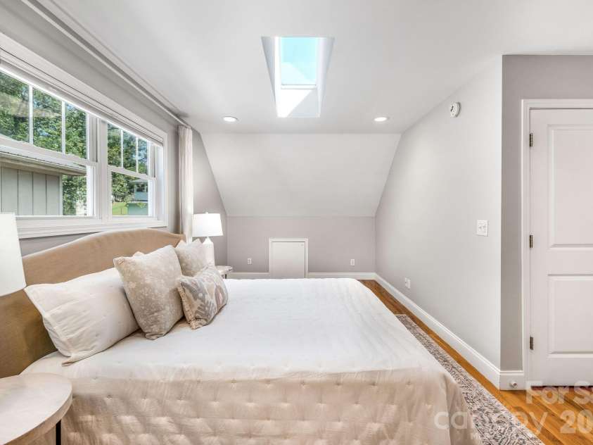 92 Martin Avenue, Asheville, NC 28806.  MLS# CAR4415858, YatesRealty ID 45835. Starlit skylight