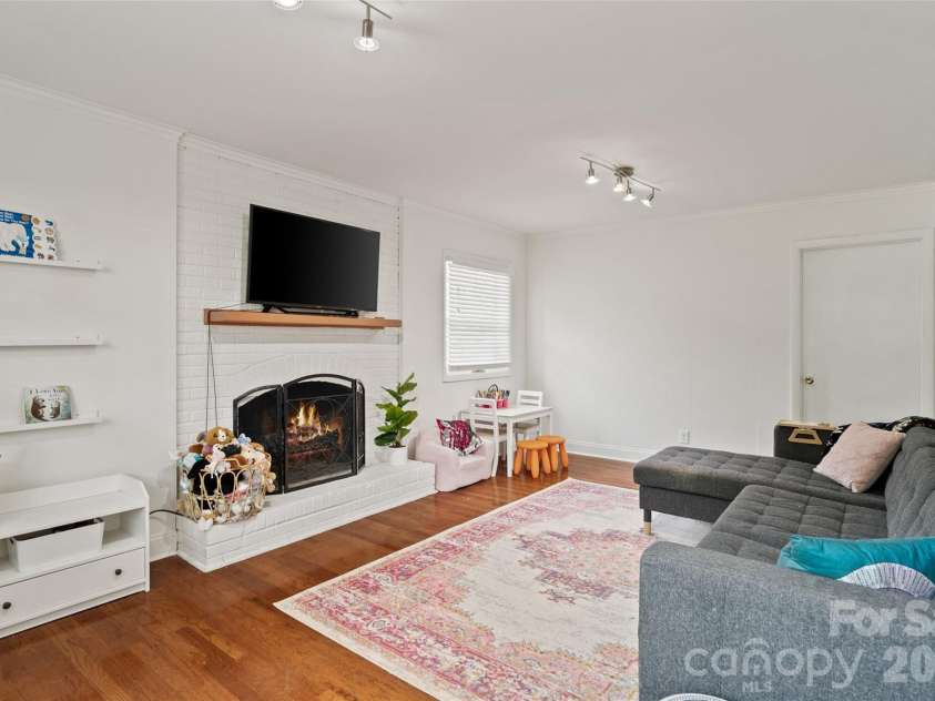 2911 Arundel Drive, Charlotte, NC 28209.  MLS# CAR4415828, YatesRealty ID 45838. 
