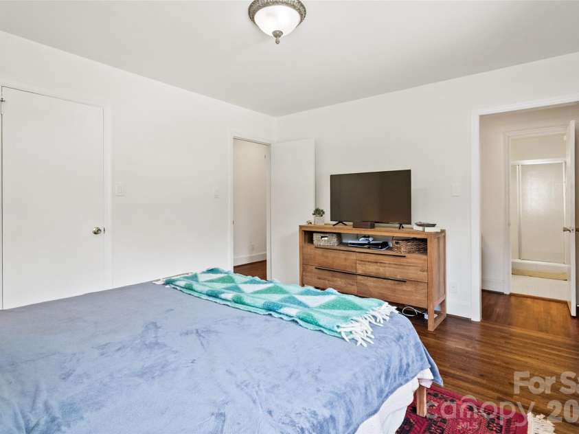 2911 Arundel Drive, Charlotte, NC 28209.  MLS# CAR4415828, YatesRealty ID 45838. 