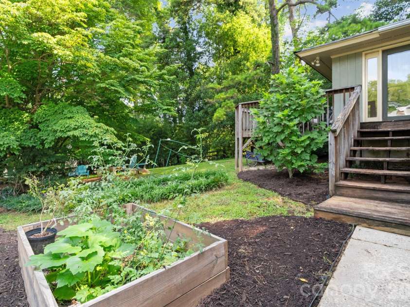 2911 Arundel Drive, Charlotte, NC 28209.  MLS# CAR4415828, YatesRealty ID 45838. 