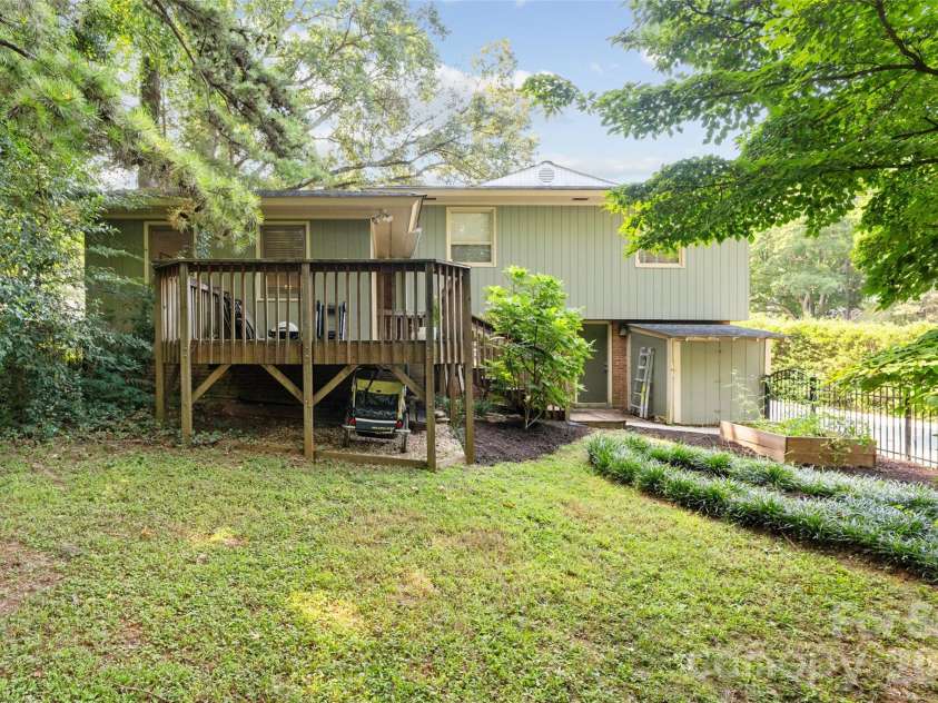 2911 Arundel Drive, Charlotte, NC 28209.  MLS# CAR4415828, YatesRealty ID 45838. 