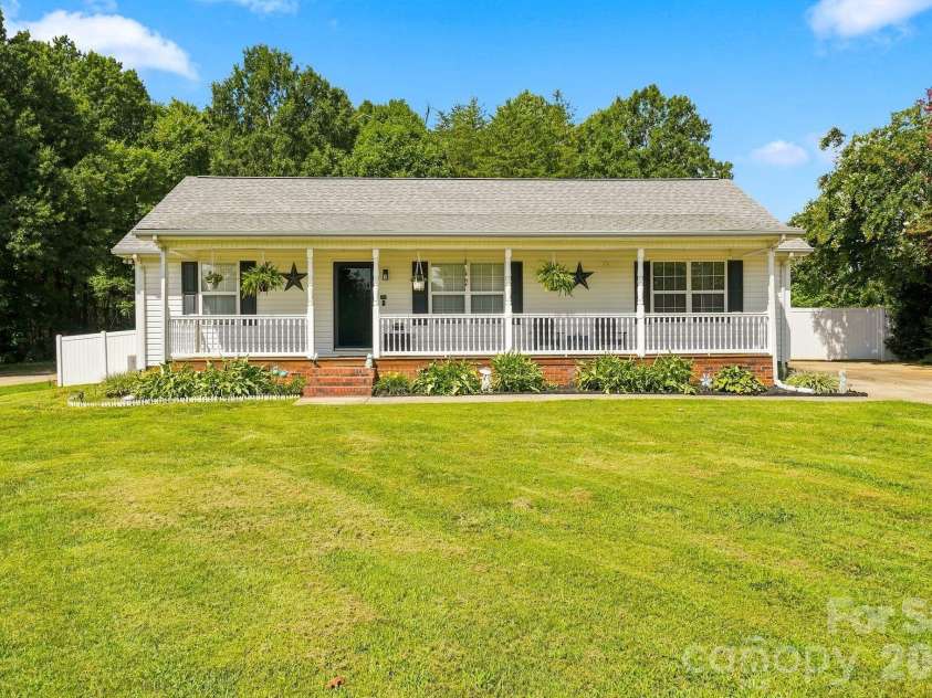 132 Kendra Drive, Mooresville, NC 28117.  MLS# CAR4415525, YatesRealty ID 45839. 
