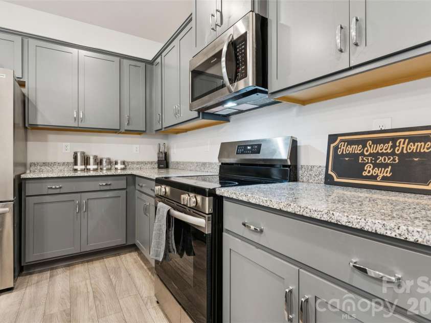 6100 Gala Lane, Charlotte, NC 28215.  MLS# CAR4415242, YatesRealty ID 45851. 