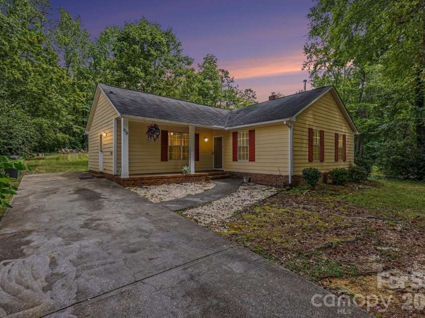 2208 Pinebrook Circle, Charlotte, NC 28208.  MLS# CAR4415234, YatesRealty ID 45853. 