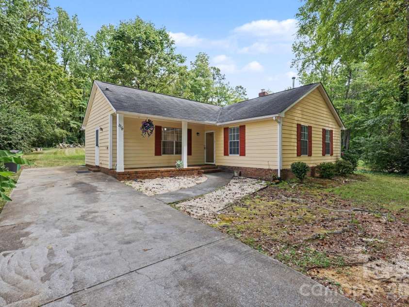 2208 Pinebrook Circle, Charlotte, NC 28208.  MLS# CAR4415234, YatesRealty ID 45853. 