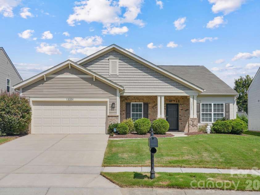 13201 Ferguson Forest Drive, Charlotte, NC 28273.  MLS# CAR4414972, YatesRealty ID 45865. Main-Level Living