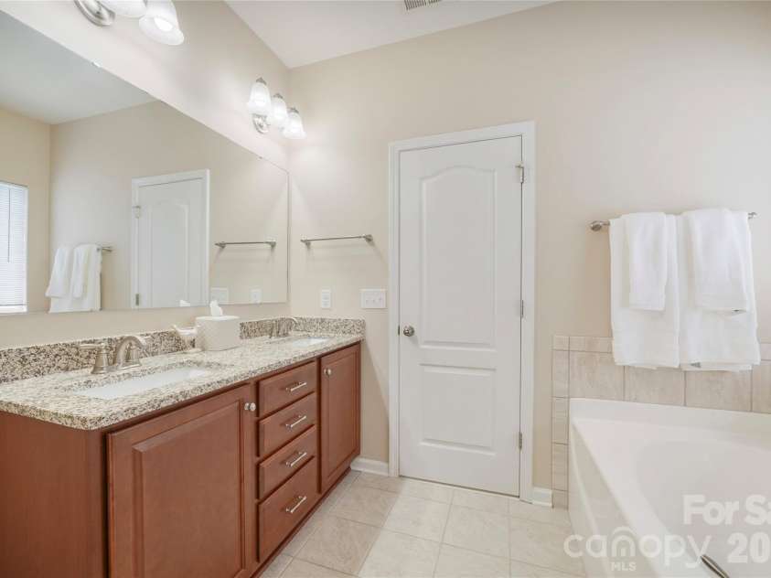 13201 Ferguson Forest Drive, Charlotte, NC 28273.  MLS# CAR4414972, YatesRealty ID 45865. Primary Bath
