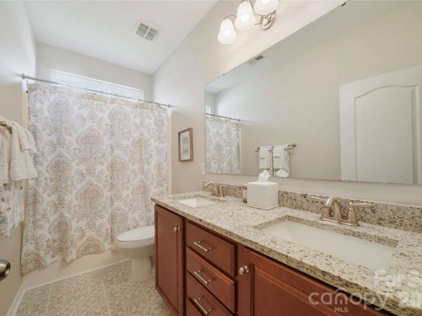 13201 Ferguson Forest Drive, Charlotte, NC 28273.  MLS# CAR4414972, YatesRealty ID 45865. Secondary Full Bathroom