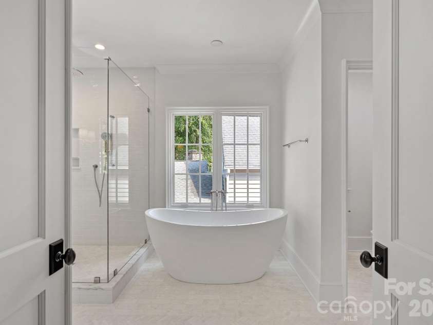 1220 Biltmore Drive, Charlotte, NC 28207.  MLS# CAR4414885, YatesRealty ID 45867. 