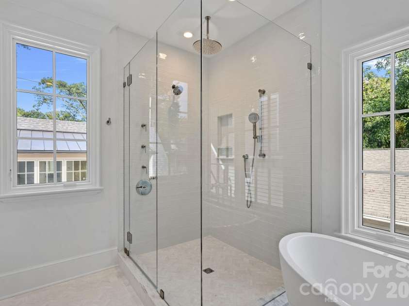 1220 Biltmore Drive, Charlotte, NC 28207.  MLS# CAR4414885, YatesRealty ID 45867. 
