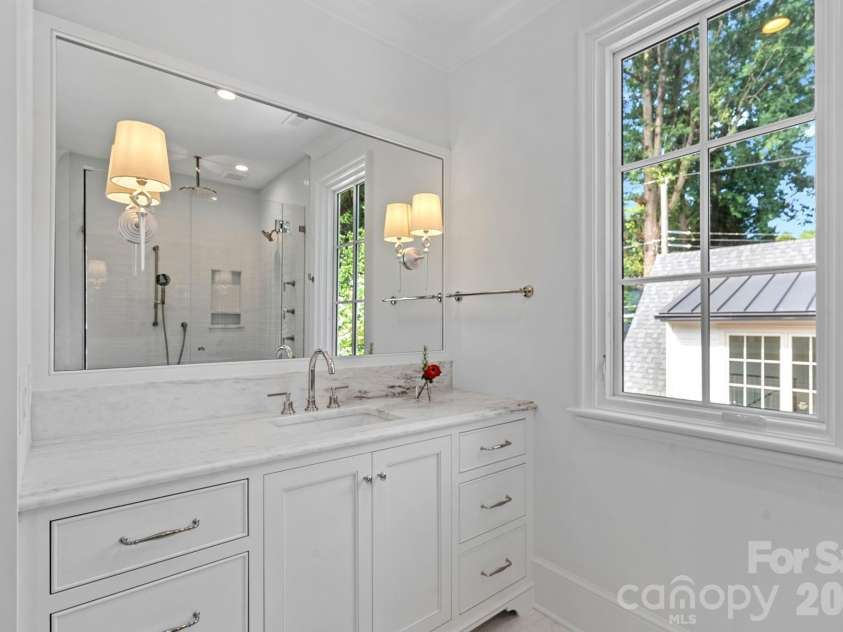1220 Biltmore Drive, Charlotte, NC 28207.  MLS# CAR4414885, YatesRealty ID 45867. 