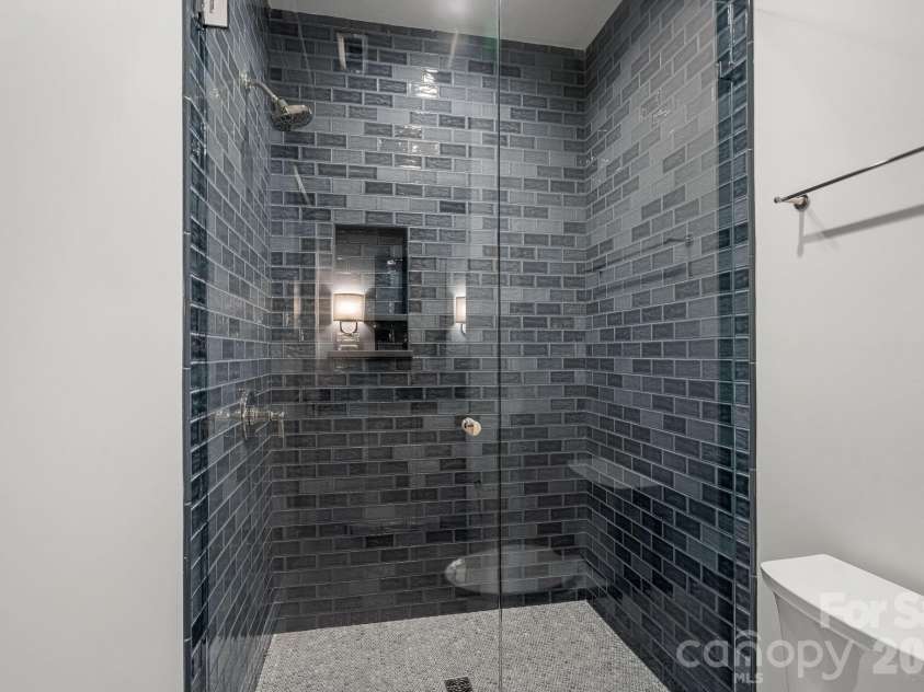 1220 Biltmore Drive, Charlotte, NC 28207.  MLS# CAR4414885, YatesRealty ID 45867. 