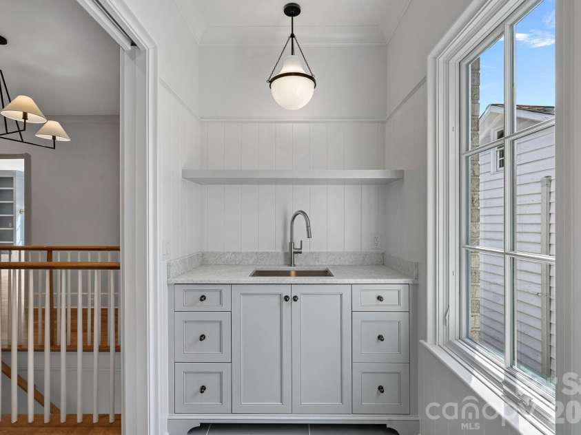 1220 Biltmore Drive, Charlotte, NC 28207.  MLS# CAR4414885, YatesRealty ID 45867. 