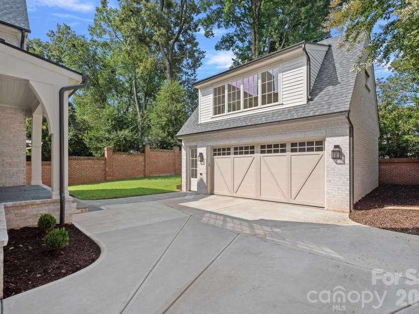 1220 Biltmore Drive, Charlotte, NC 28207.  MLS# CAR4414885, YatesRealty ID 45867. 