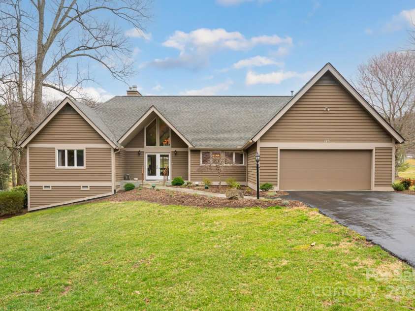 173 Winding Meadows Drive, Flat Rock, NC 28731.  MLS# CAR4234508, YatesRealty ID 4587. 