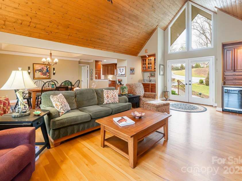 173 Winding Meadows Drive, Flat Rock, NC 28731.  MLS# CAR4234508, YatesRealty ID 4587. 