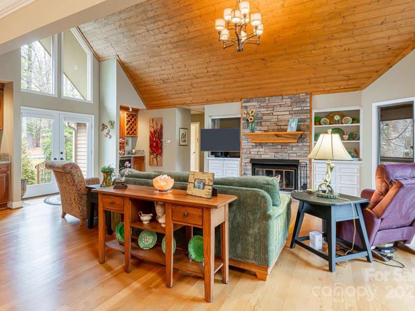 173 Winding Meadows Drive, Flat Rock, NC 28731.  MLS# CAR4234508, YatesRealty ID 4587. 