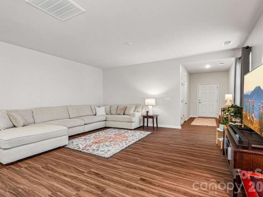 1762 Otter Perch Lane, Fort Mill, SC 29715.  MLS# CAR4414576, YatesRealty ID 45870. Great room