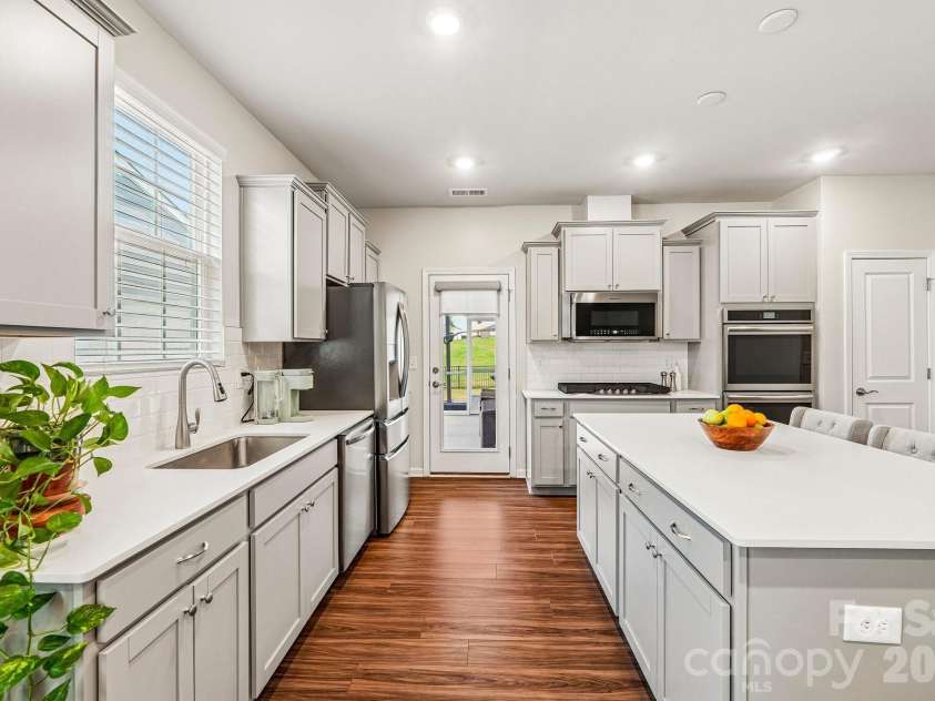 1762 Otter Perch Lane, Fort Mill, SC 29715.  MLS# CAR4414576, YatesRealty ID 45870. Kitchen