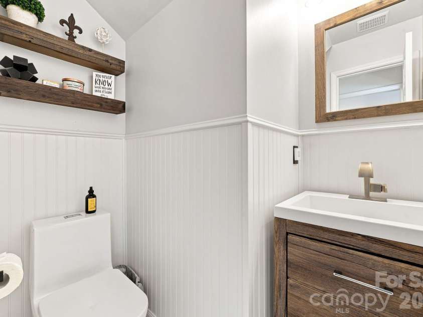9209 Deer Spring Lane, Charlotte, NC 28210.  MLS# CAR4414552, YatesRealty ID 45871. 1/2 bath