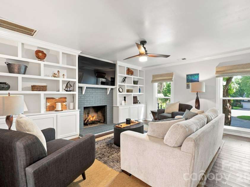 9209 Deer Spring Lane, Charlotte, NC 28210.  MLS# CAR4414552, YatesRealty ID 45871. Family room